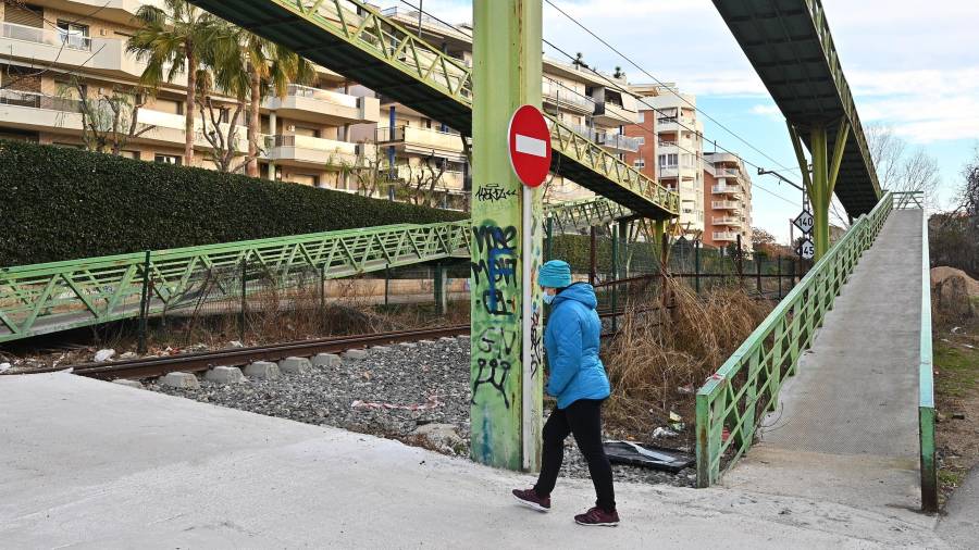 El paso estrenado ayer sustituye a la pasarela elevada, en uso cuando había circulación de trenes. La estructura se eliminará. FOTO: A. González
