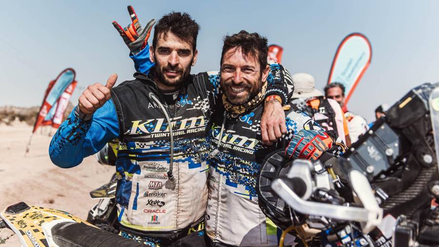 Carles Falcón y Albert Martín, del KLIM TwinTrail Racing, tras finalizar el Dakar. Foto: KLIM TwinTrail Racing