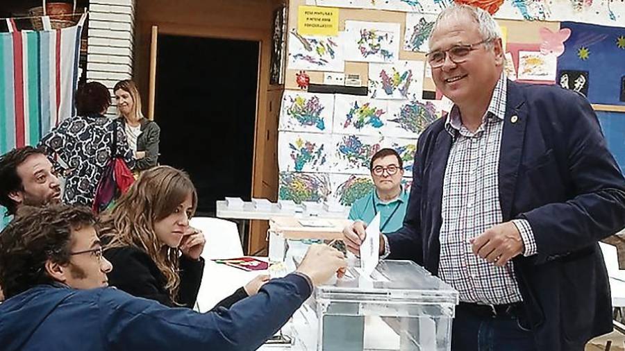 Fèlix Alonso, este domingo, votando en el colegio electoral ubicado en la guardería municipal Hort de Pau. FOTO: twitter
