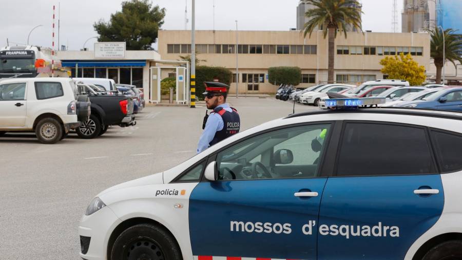 Imagen de una patrulla de Mossos d'Esquadra en las instalaciones de Ercros. FOTO: Pere Ferré