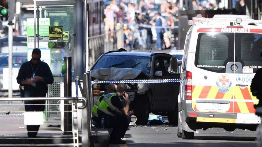 Imagen de un coche afectado en el lugar en el que un todoterreno ligero de color blanco arrolló a al menos 15 personas, entre ellas un niño, en Melbourne. Foto: EFE