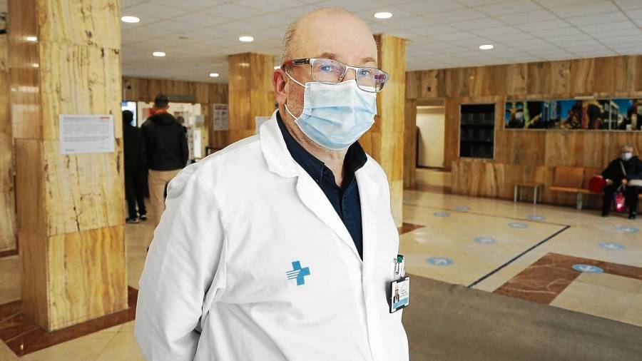 Llorenç Mairal, en el vestíbulo del Hospital Joan XXIII, el pasado viernes, minutos antes de conversar con él. FOTO: Pere Perré