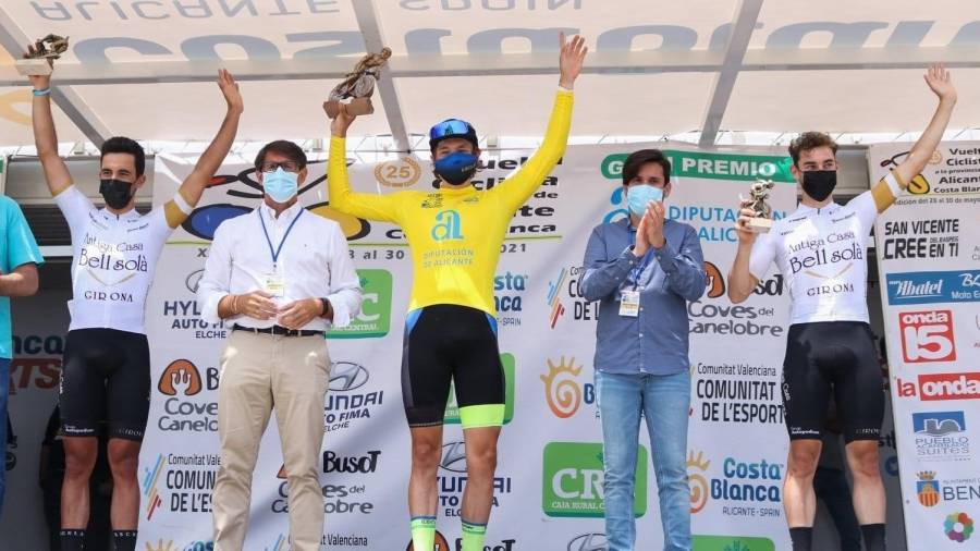 Edgar Curto, a la derecha de todo, en el tercer cajón del podio de la Vuelta a Alicante.