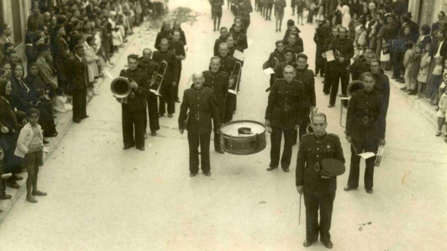 La Banda de Música Municipal de Tarragona, en una instantània de 1940 durant la refundació. foto: Cine - Foto Vallvé. Cedida pel Centre d’Imatges de Tarragona / L’Arxiu