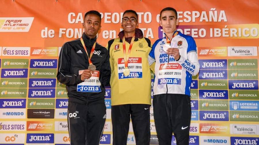 Abdessamad Oukhelfen, en el centro del podio, con su medalla de oro. FOTO: Cedida