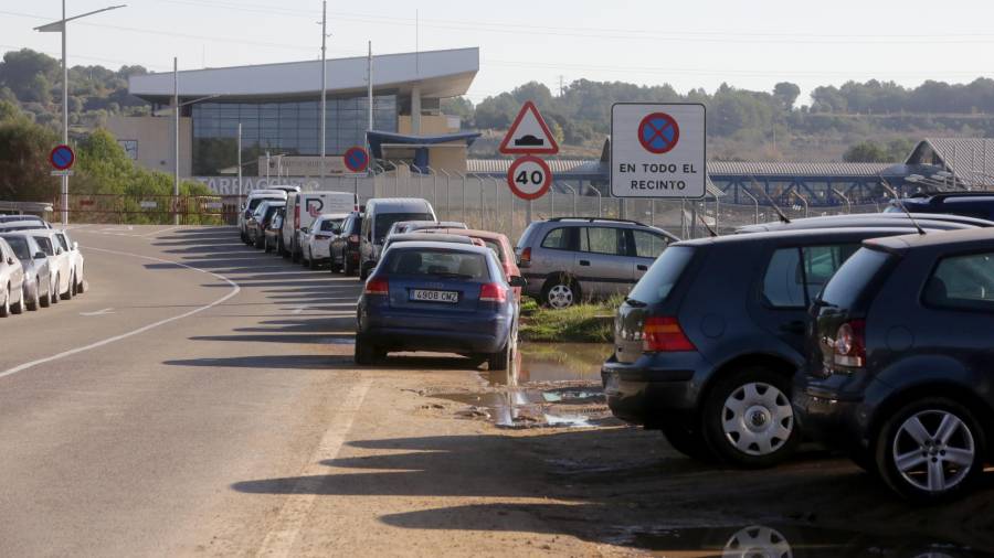 Decenas de vehículos estacionan todos los días en las inmediaciones de la estación para no pagar párking. FOTO: Lluís Milián