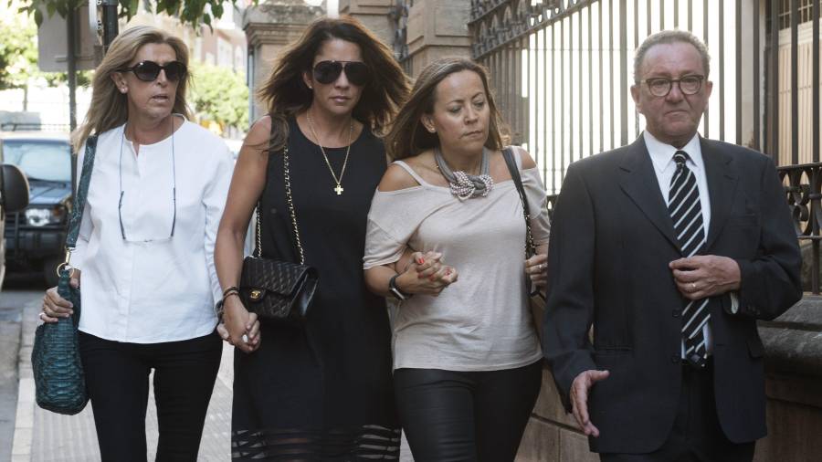 Gema Gámez (2i), viuda de Miguel Blesa, el día del funeral del exbanquero, con familiares. Foto: Molina/EFE