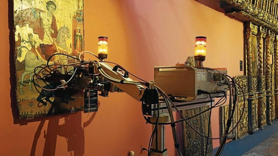 Una máquina con tecnología nuclear analiza una obra de arte en Viena. FOTO: EFE
