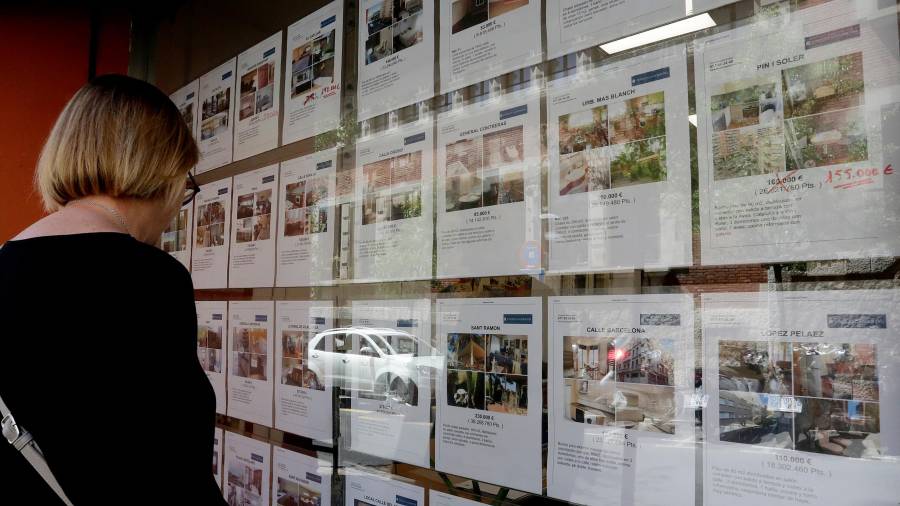 Una persona observa anuncios en una inmobiliaria de Tarragona. Foto: Lluís Milián