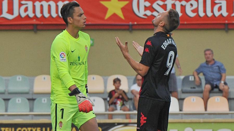 Édgar Hernández se lamenta de un penalti fallado frente al Sporting. Foto: Alfredo González