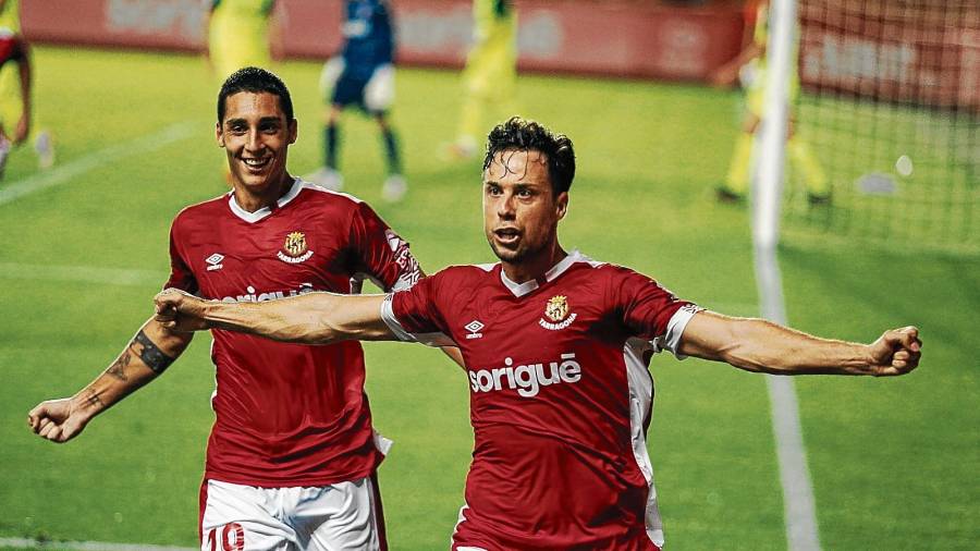 Pablo Fernández y Pedro Martín celebran el gol conseguido por el delantero malagueño