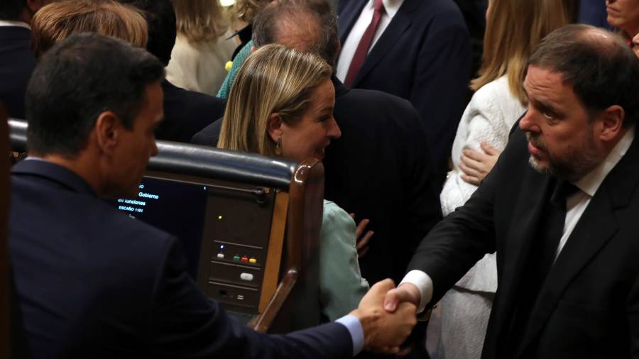 Encaixada de mans entre Pedro Sánchez i Oriol Junqueras. EFE