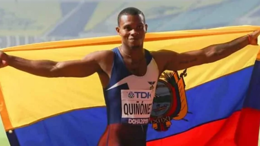 Quiñónez, después de una carrera con la bandera de Ecuador. EFE