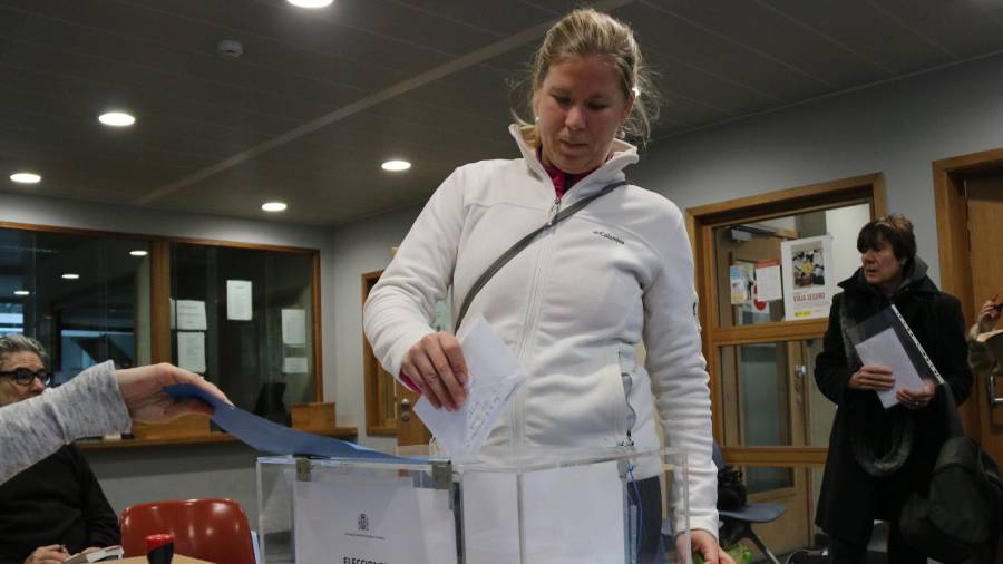 Una dona diposita el seu vot a l'oficina consular espanyola. FOTO: ACN