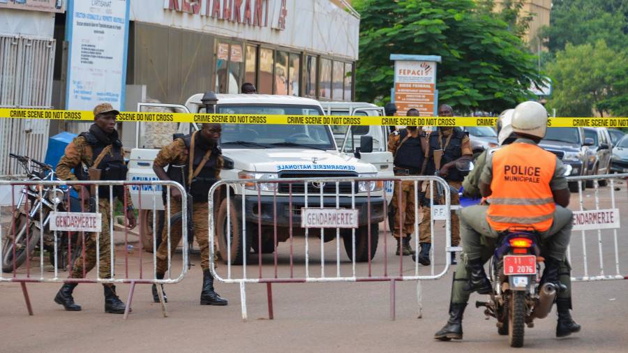 Integrantes de las Fuerzas de Seguridad de Burkina Faso vigilan un área cerca a donde realizó el ataque terrorista que dejó 18 personas muertas en el restaurante turco Aziz Istanbul en Ouagadougou (Burkina Faso). EFE/STR