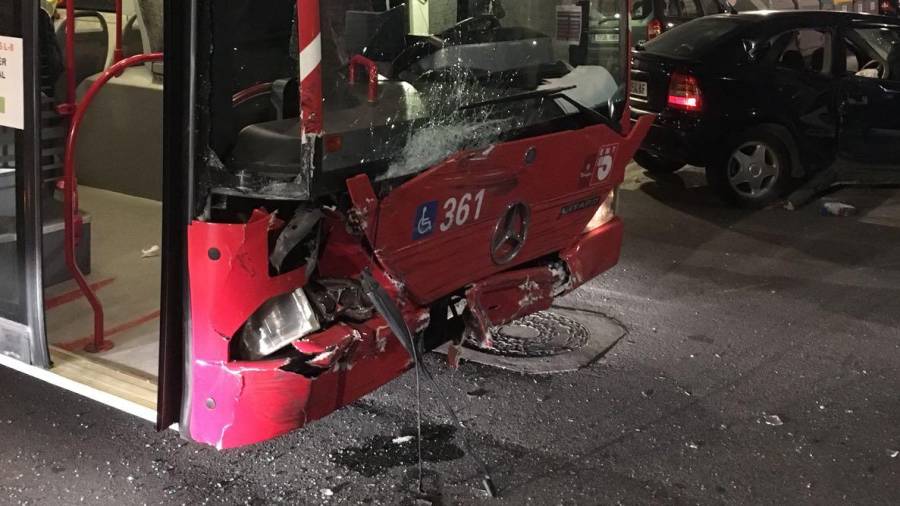 Detalle del frontal del autobús de la EMT dañado en el barrio de Bonavista, en Tarragona.