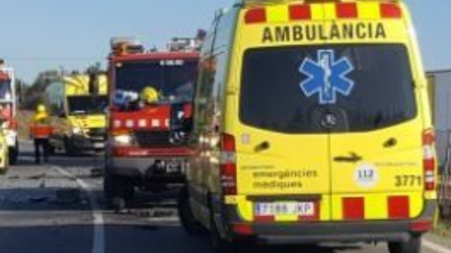 Cuatro camiones de Bombers, tres ambulancias y hasta siete coches de Mossos han participado en el accidente.