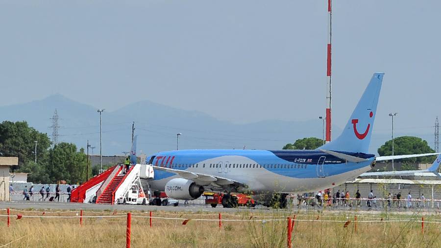 Imagen del avión averiado esta mañana en una de sus alas y que, por motivos de seguridad, ha retrasado su salida. Foto: Alfredo González
