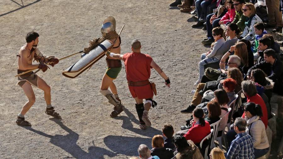 La lucha entre los gladiadores hizo vibrar al público. FOTO: lluís milián