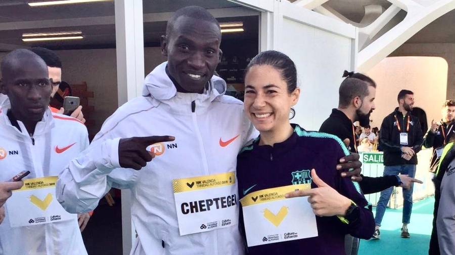 La corredora de Valls Marta Galimany, segunda en el 10 K, junto al ugandés Joshua Cheptegei, récord del mundo en Valencia. Foto: DT