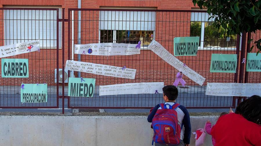 Decenas de carteles de condolencias, en el centro educativo de Elda. FOTO: manuel lorenzo/efe