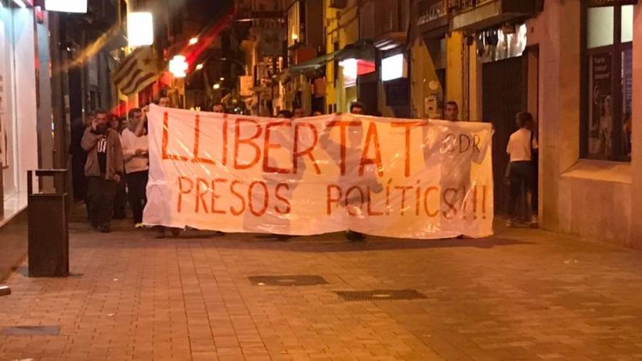 La pancarta que ha encabezado la protesta en Torredembarra.