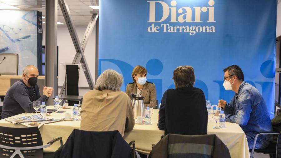 Un moment de la mesa redonda celebrada ayer en la sede del Diari de Tarragona. FOTO: ÀNGEL ULLATE