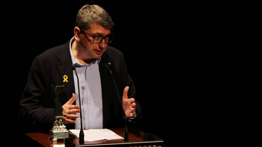 Marc Capdevila, parlant, en recollir el premi Pin i Soler de novel·la als premis literaris de Tarragona l'any passat. FOTO: ACN