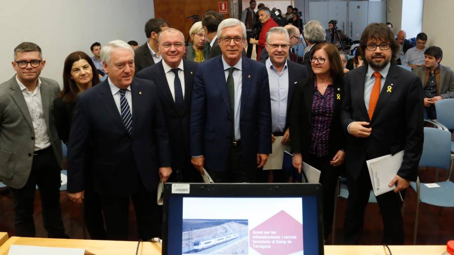 Los alcaldes de Vila-seca, Reus, Tarragona, Salou y Cambrils, con el representante de la Generalitat, cuando se firmó el Pacte d’Infraestructures. FOTO: dt