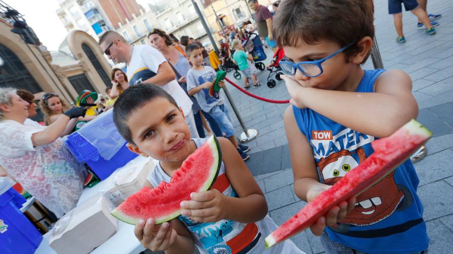 Los más pequeños disfrutaron de la sandía que se repartió en la Plaça Corsini. FOTO: Pere Ferré