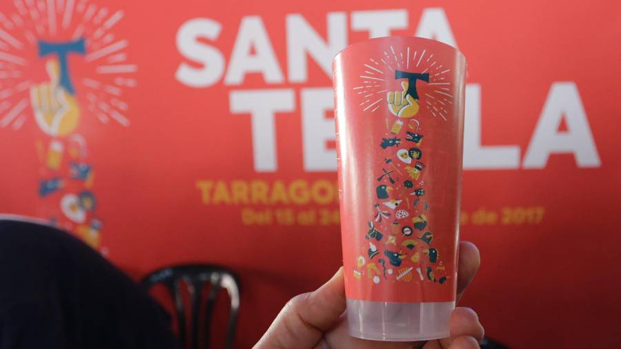 Imagen del vaso reutilizable que llenará las manos de los tarraconenses durante las fiestas de Santa Tecla. Foto: Lluis Milián