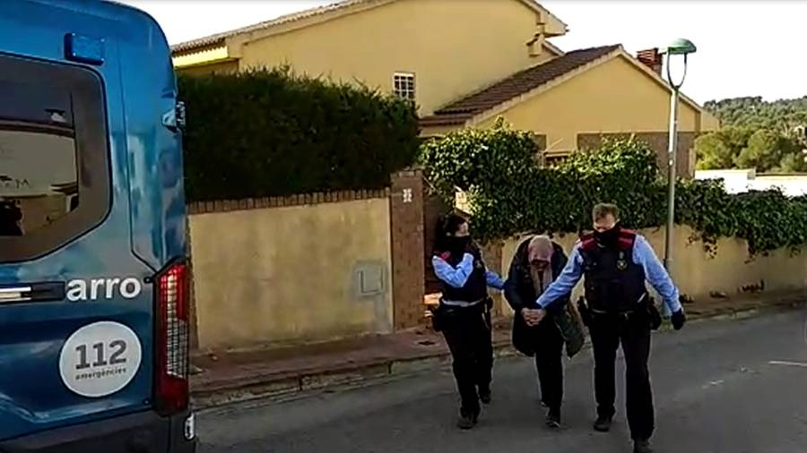 Momento en que una de las detenidas salía del chalet de la urbanización Monnars de Tarragona. FOTO: À. J.