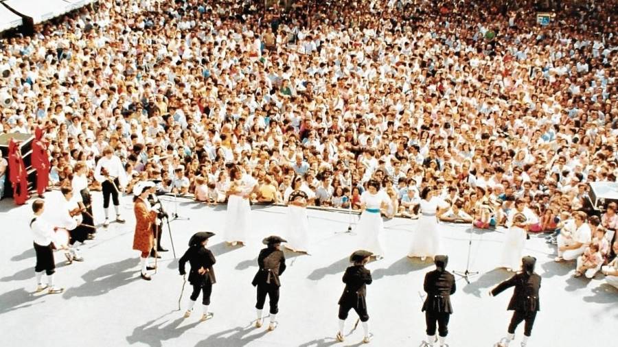 El ball de dames i vells en la tanda de lluïment del matí de Santa Tecla de 1982. FOTO: AJUNTAMENT DE TARRAGONA. CENTRE D’IMATGES DE TARRAGONA / L’ARXIU / FONS CHINCHILLA