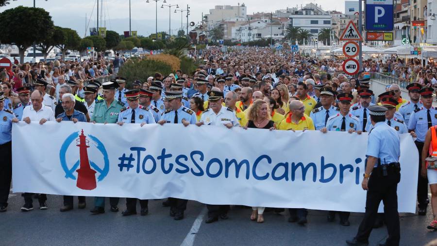 Bajo el lema &lsquo;Tots Som Cambrils&rsquo; la manifestaci&oacute;n recorri&oacute; el Passeig de les Palmeres hasta el lugar donde se produjeron los fat&iacute;dicos hechos. Foto: Pere Ferr&eacute;