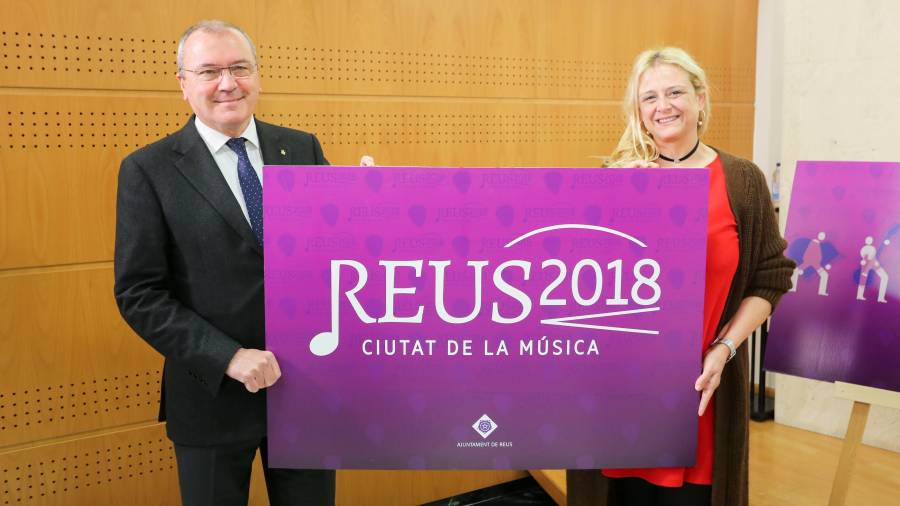 L'alcalde Pellicer i la regidora Caelles, durant la presentació del cartell de 'Reus, Ciutat de la Música 2018', aquest dimarts. Foto: Alba Mariné.