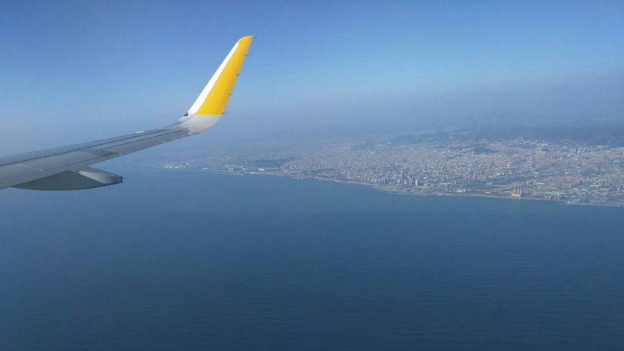 Un avión sobre la costa de Barcelona.