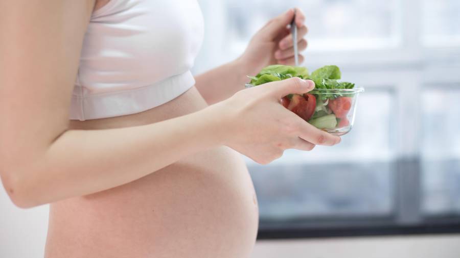 Las embarazadas no deben consumir ensaladas sin lavar, ni las de bolsa. Foto: freepik