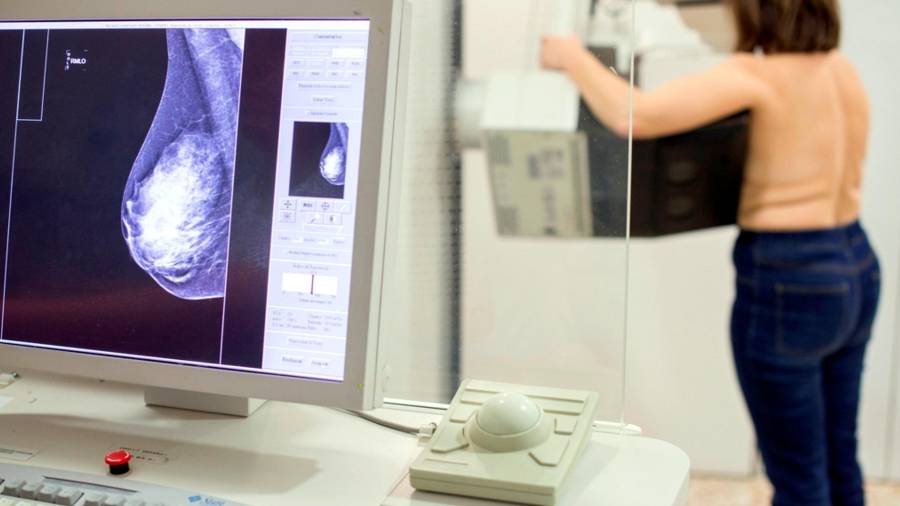 Imatge d'arxiu d'una dona fent-se una mamografia per detectar si té càncer de mama. Foto: ACN