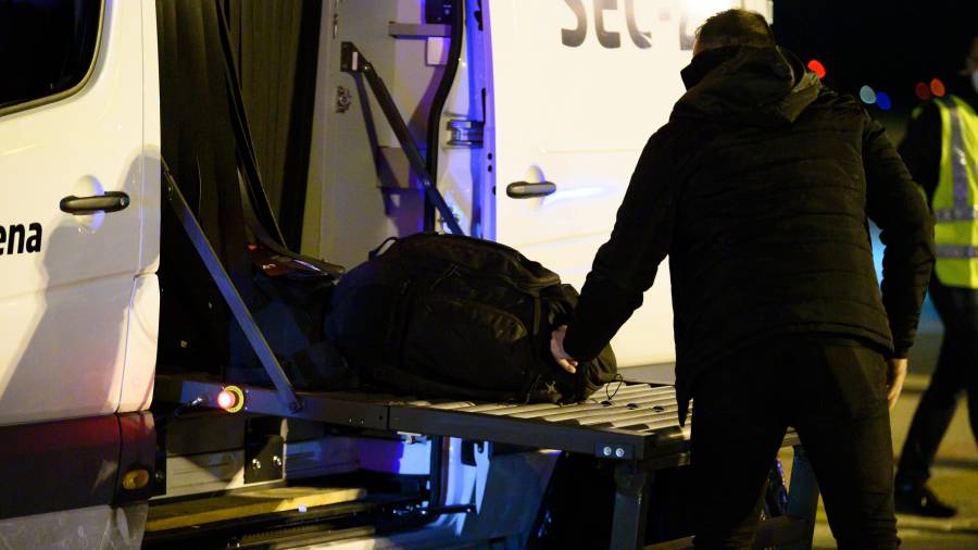 Un dels espanyols repatriats de la ciutat xinesa de Wuhan pel risc de coronavirus carrega maletes en un autobús abans de ser traslladat a l'hospital per la quarantena el 31 de gener. FOTO. ACN