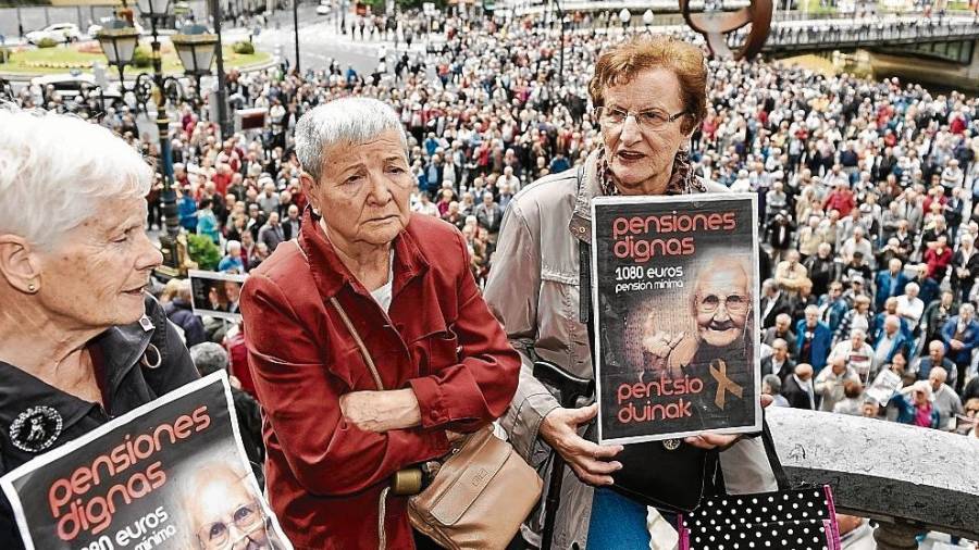 Cada lunes los pensionistas se manifiestan en Bilbao para reclamar una pensión mínima de 1.080 euros, entre otras reivindicacio-nes. FOTO: EFE