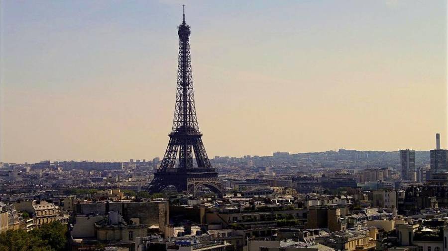 Vista de París presidida por la torre Eiffel