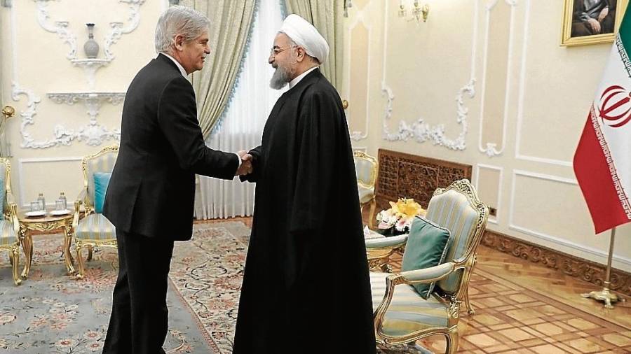El presidente iraní, Hasan Rohaní, da la bienvenida al ministro español de Exteriores, Alfonso Dastis, el pasado miércoles en Teherán. FOTO: efe