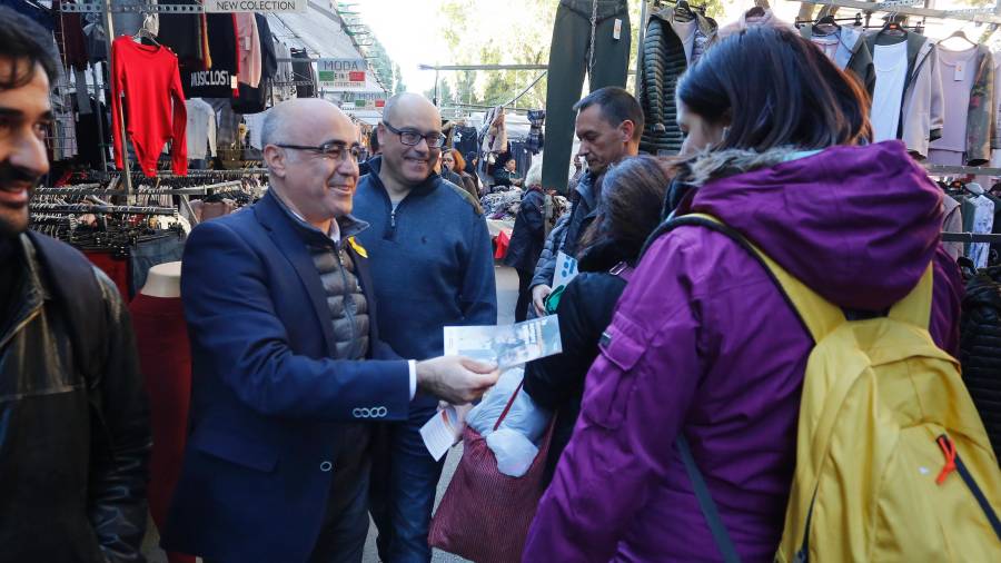Òscar Peris, cabeza de lista de ERC por Tarragona, y el diputado Jordi Salvador, repartiendo folletos por la Rambla Nova. Foto: Pere Ferré