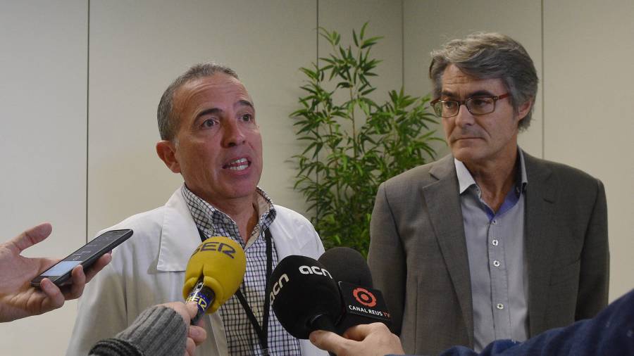 El director del Hospital, Òscar Ros, atendiendo este lunes a los medios de comunicación. FOTO: Alfredo González