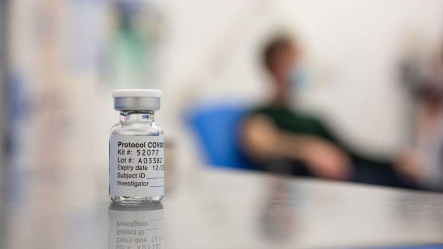 La EMA aún estudia si será necesaria la administración de una tercera dosis de la vacuna contra el coronavirus. EFE