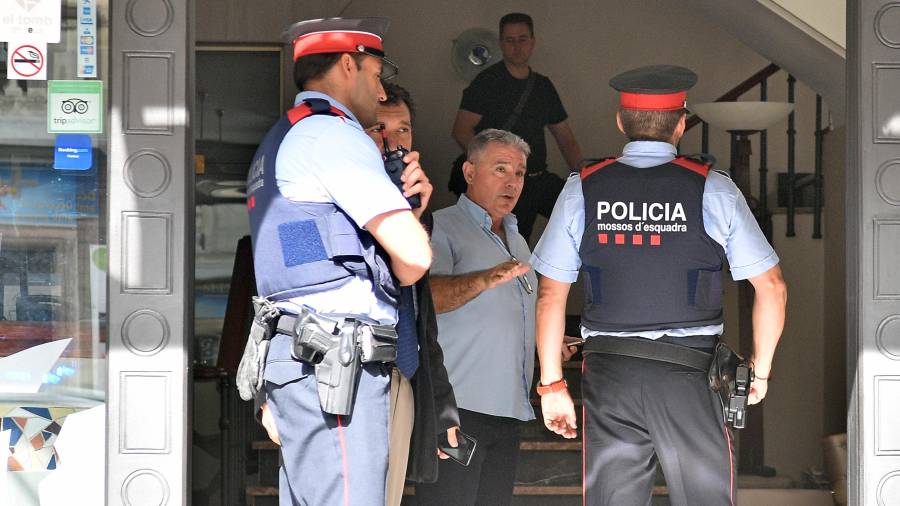 Agentes de los Mossos d'Esquadra, este martes, en la puerta del hotel Gaudí, durante la manifestación. Foto: Alfredo González