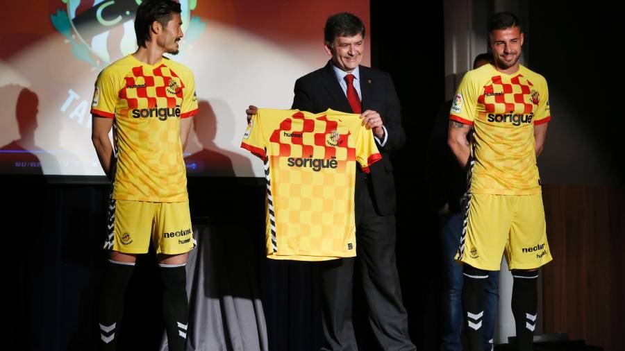 El presidente Josep Maria Andreu y los jugadores del primer equipo Xavi Molina y Daisuke Suzuki en la presentación. foto: pere ferré