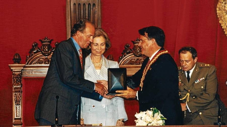 El exalcalde de Tarragona Joan Miquel Nadal (CiU), el 18 de junio de 1996 entregando la medalla a Juan Carlos I. FOTO: José Carlos Leon/DT