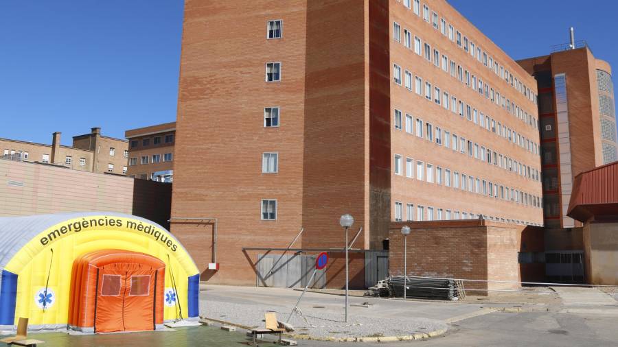 Pla obert de l'hospital de campanya que s'ha instal·lat per atendre casos de covid-19 i de l'hospital Arnau de Vilanova de Lleida, el 4 de juliol de 2020. (Horitzontal)