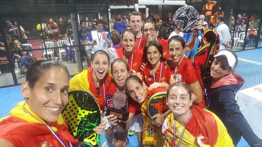 Anna Cortiles, a la derecha, con todo el equipo femenino español. FOTO: Mapi Sánchez